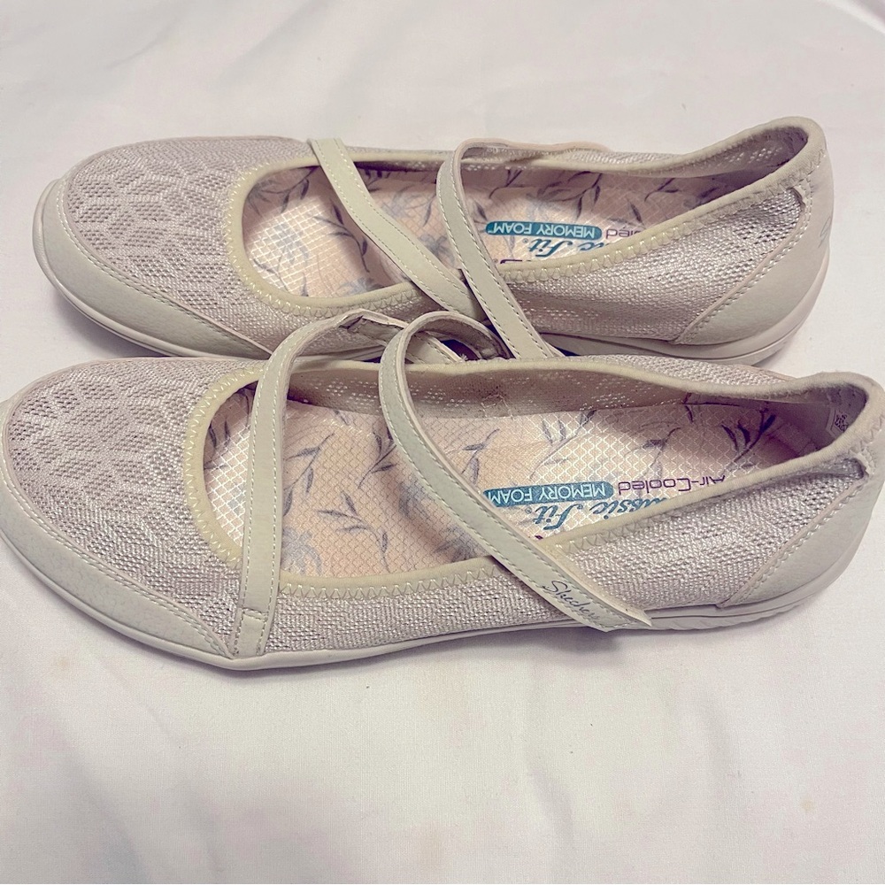 Skechers Women's Cream Flats - Picture 3 of 9